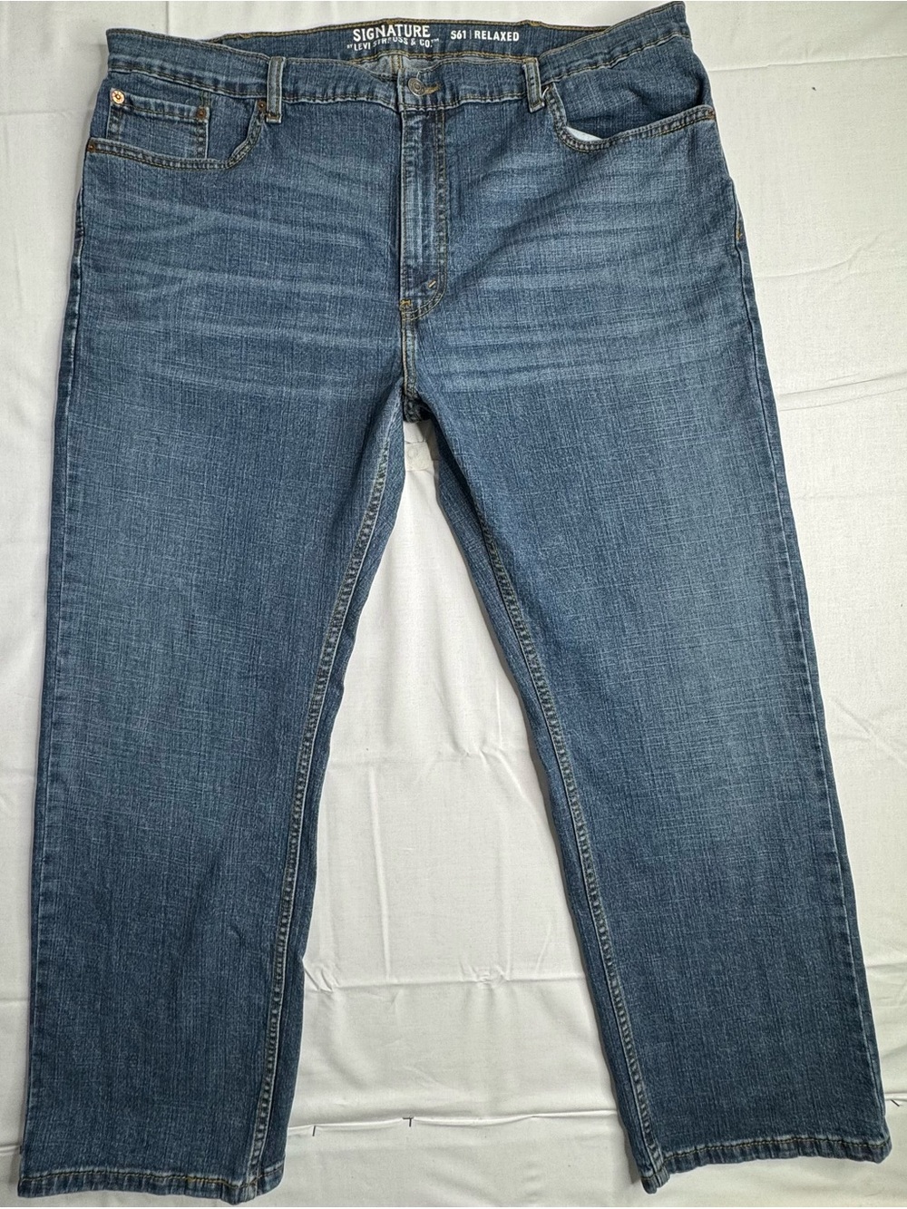 Signature by Levi Strauss Men's Relaxed Midwash Blue Jeans